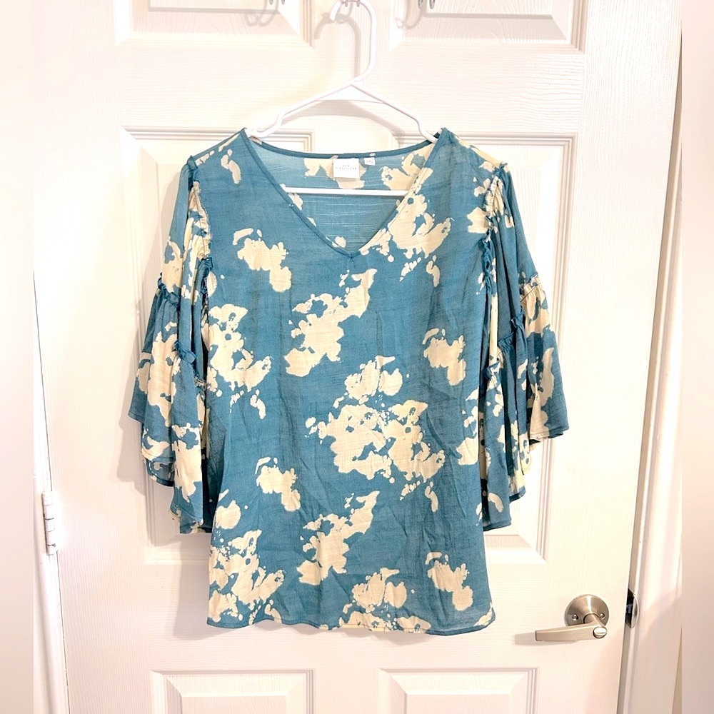 Gorgeous v neck teal blue blouse with sleeve detail. Size S